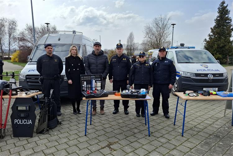 Slika /PU_VP/PRIOPĆENJA - ILUSTRACIJE/POSTANI POLICAJAC/NASLOVNA.jpg